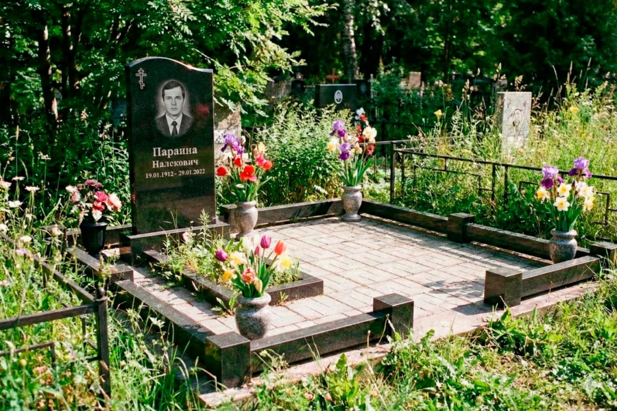 sovremennoe-zahoronenie-s-travoi-mezhdu-plitkoi-3 копия